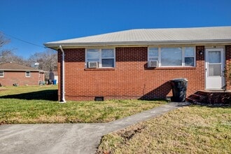 Building Photo - 936-938 Schumann Dr