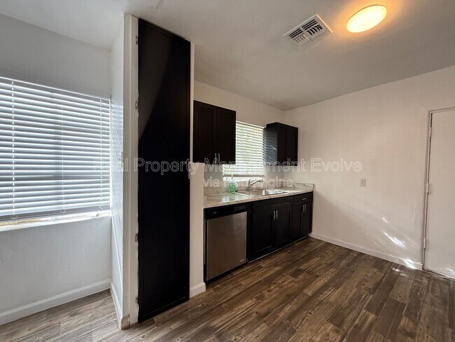 Foto del edificio - 3422 E Taylor St