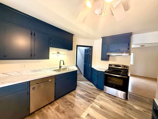 Building Photo - 33 Grandview Dr