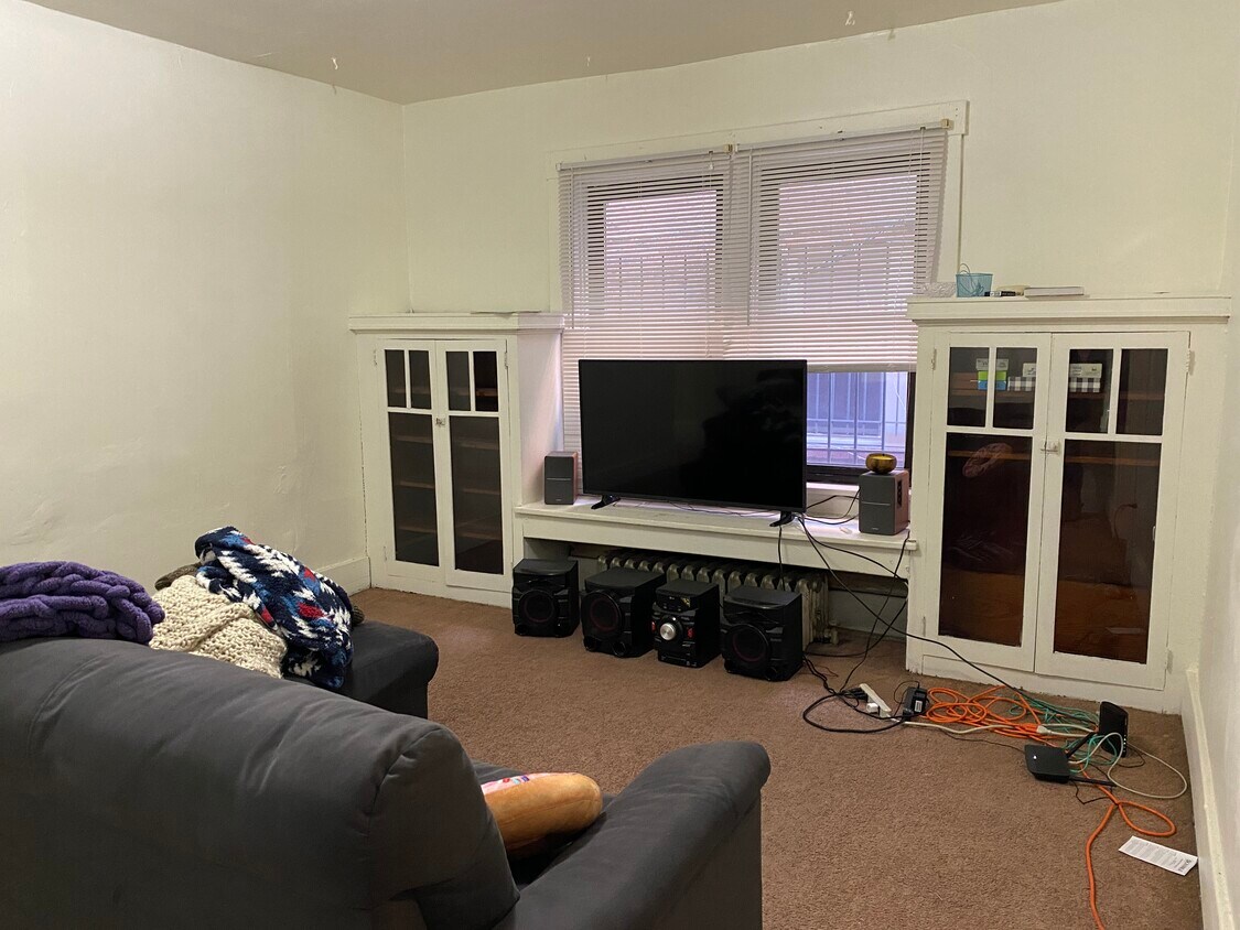 built in shelves - 3436 Ward St