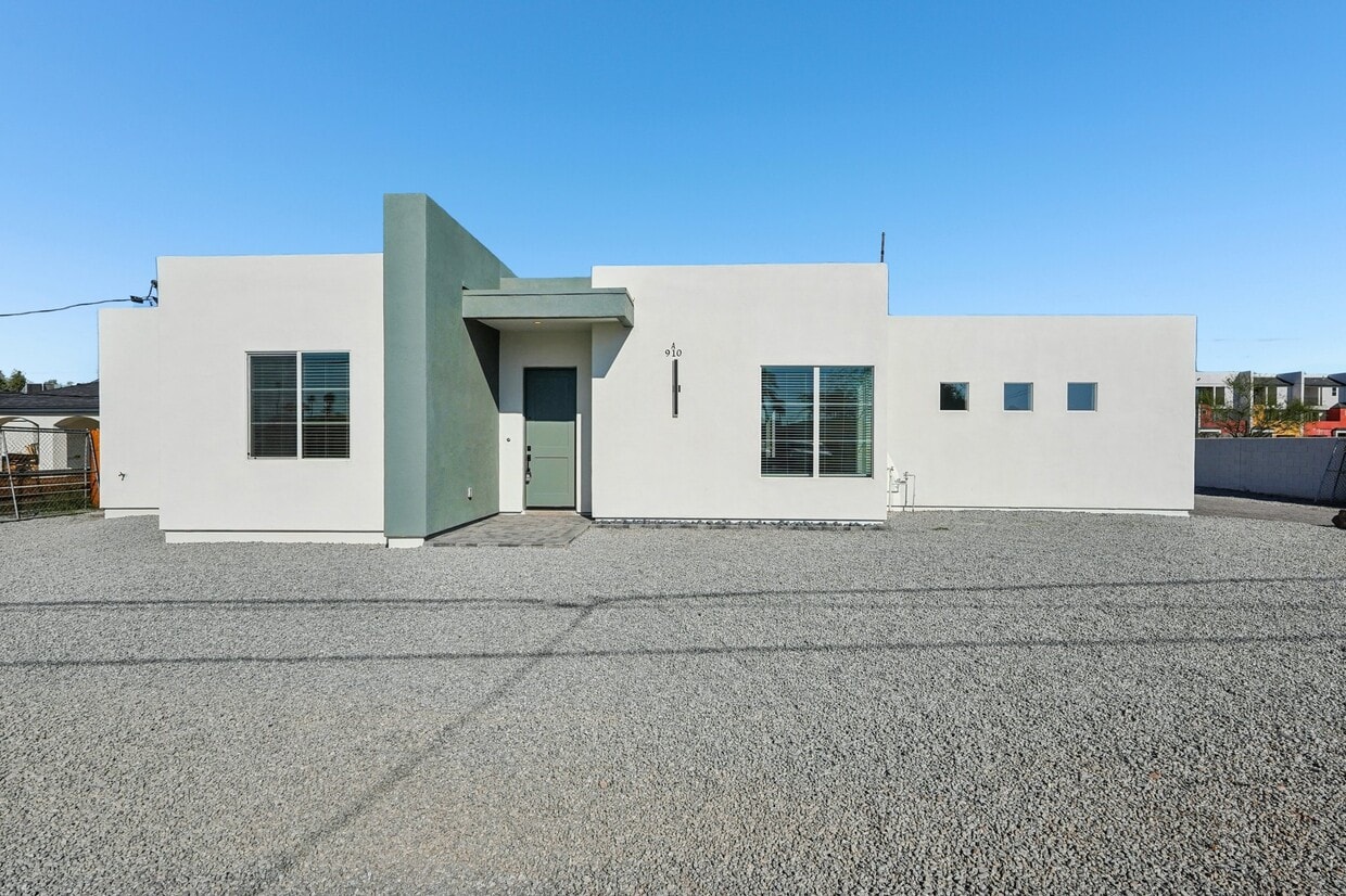 Primary Photo - 910 E Roma Ave