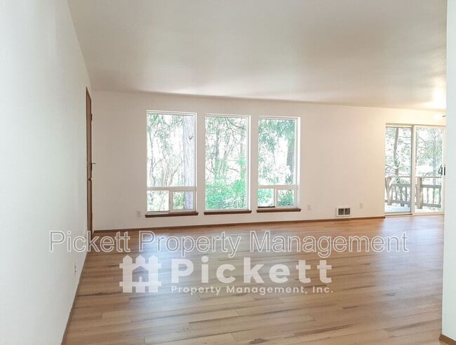 Building Photo - 6451 Lewis NE Dr