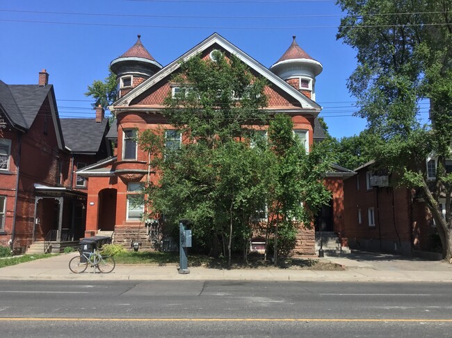 Building Photo - 71 Spadina Rd