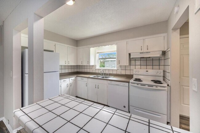 Foto del edificio - 221 N Oak Dr
