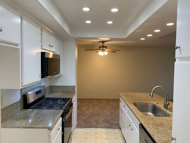 Foto del edificio - GREAT & SPACIOUS 2BD 2BA FOR LEASE!
