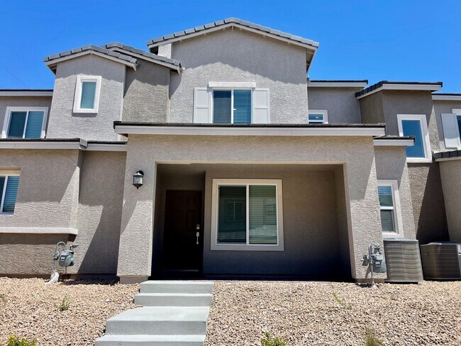 Building Photo - Gated 3 Bed, 2.5 Bath, 2 Car Garage Townho...