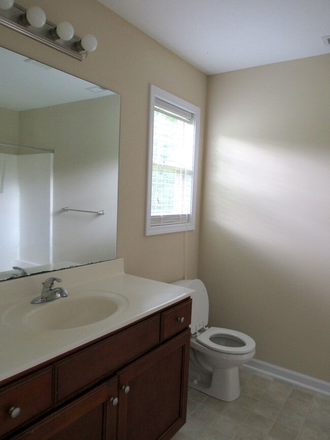 Building Photo - Three Bedroom Townhome in Richlands Close to Everything!!