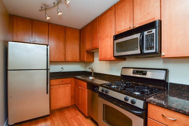 Building Photo - 630 W Wrightwood Ave