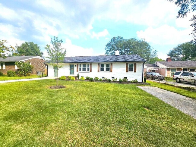 Foto del edificio - 3 Bedroom home minutes from Prisma Health and Downtown Greenville