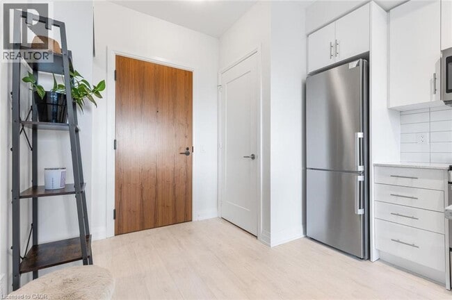 Building Photo - 509 Dundas St W