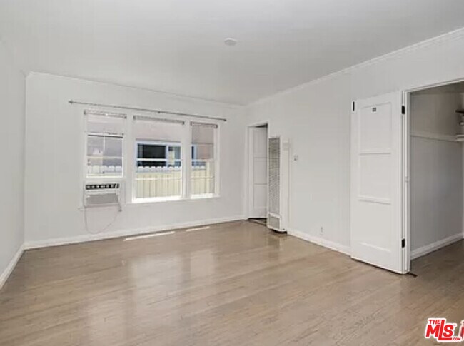 Building Photo - 852 11th St