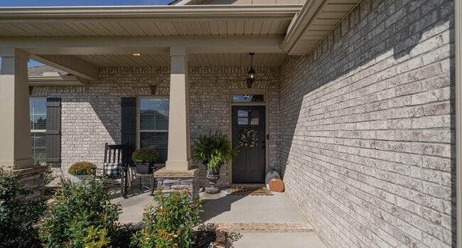 Building Photo - "Exquisite 4-Bedroom Home in Hazel Green with Granite Finishes & Cozy Fireplace!"