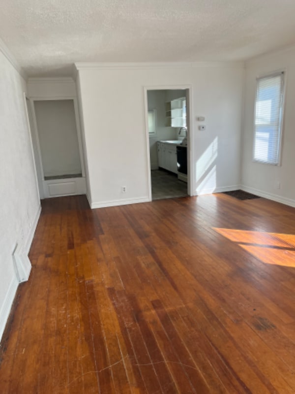 Building Photo - 520 Somerset Ave