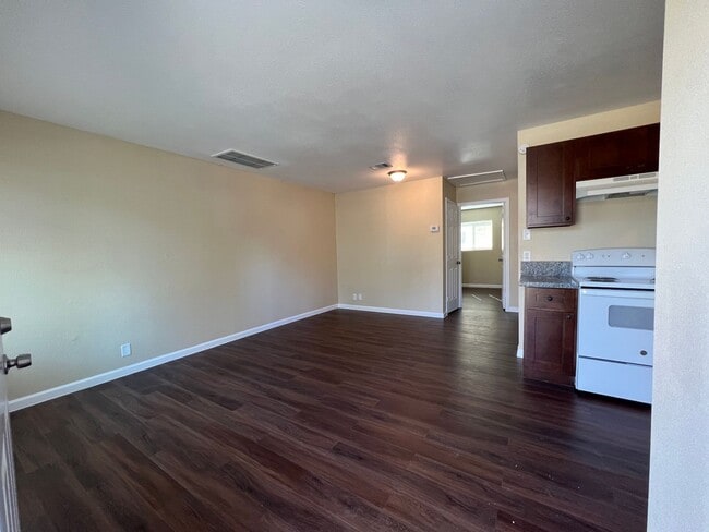 Building Photo - 740/42 E Caston St