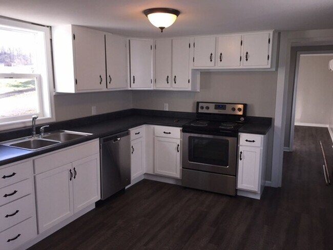 Building Photo - Radford (blocks from RU Campus), 5 BR / 3 ...