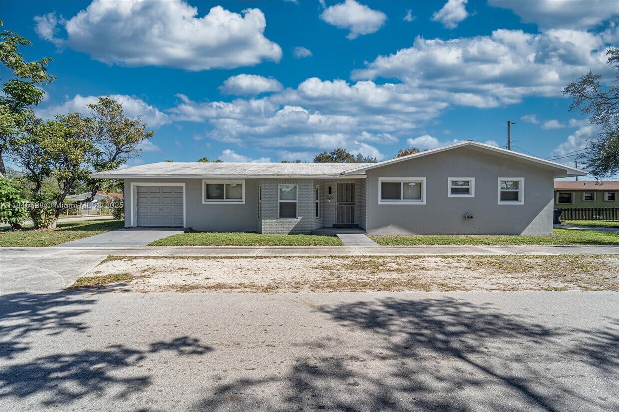 Foto principal - 2260 Charleston St