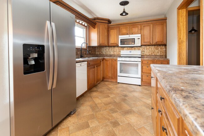 Building Photo - Extremely sharp 3BR house in Bloomington  Central air.  Washer/dryer.