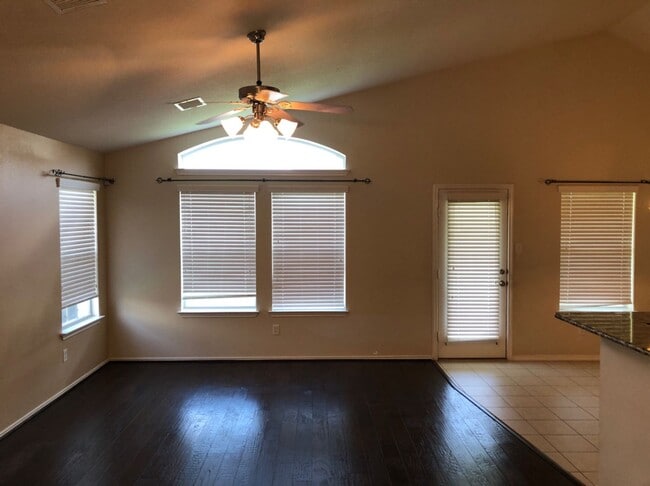 Building Photo - 3 Bed/ 2 Bath on 6105 Emilie Ln