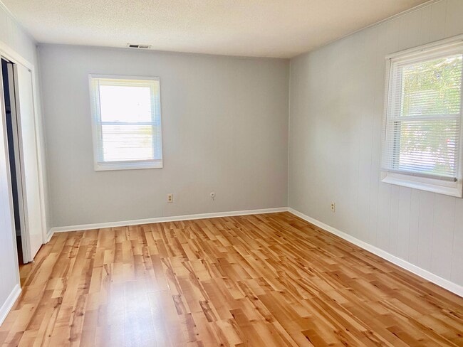 Building Photo - 1BR/1BA off of Shore Drive near Pleasure H...