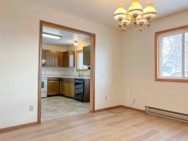 Building Photo - LARGE 4 BED/ 2 BATH TOWNHOUSE - 6 MONTH LE...
