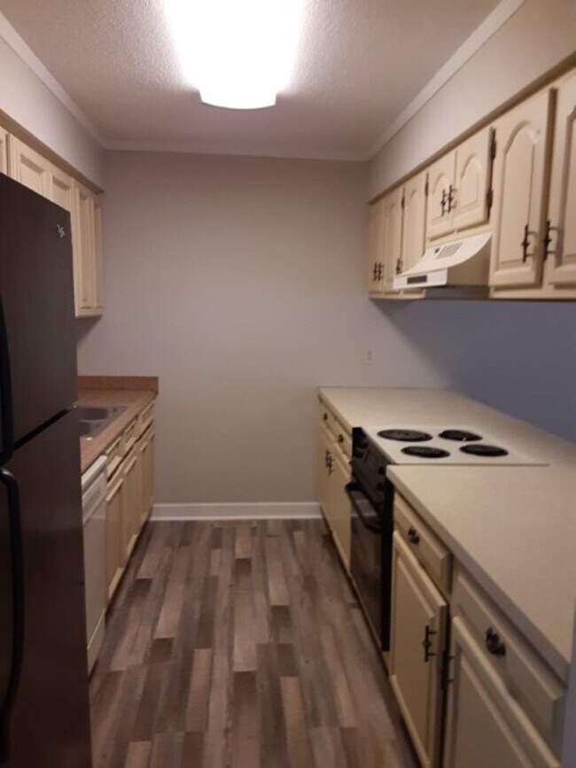 Building Photo - Located in quiet community of Oak Ridge