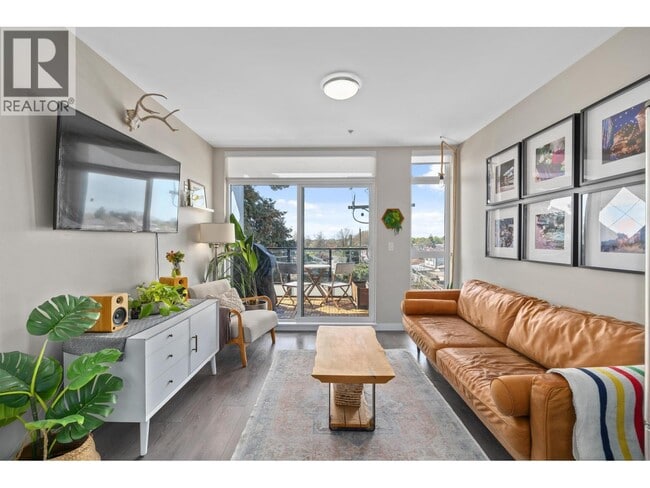 Building Photo - 6555 Victoria Dr