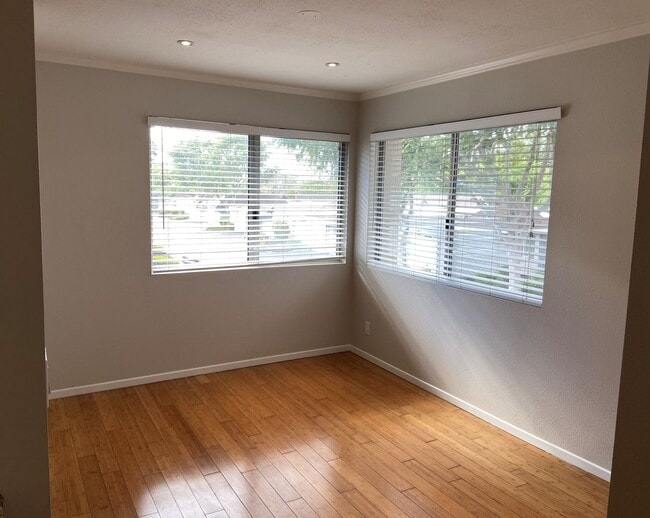 Building Photo - 2 Bed, 1 Bath Townhouse with attached 2 car garage ready to move in soon!!