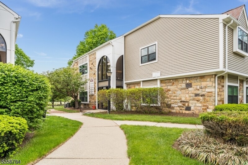 Foto principal - 490 Schooleys Mountain Rd