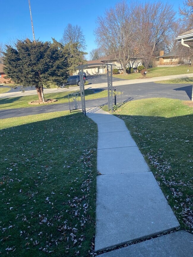 Foto del edificio - 8105 Cloverdale Ln