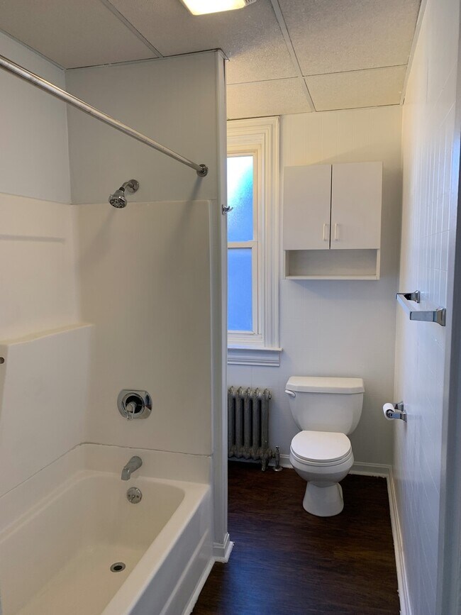 Building Photo - Spacious 3 bedroom in the East End of York...