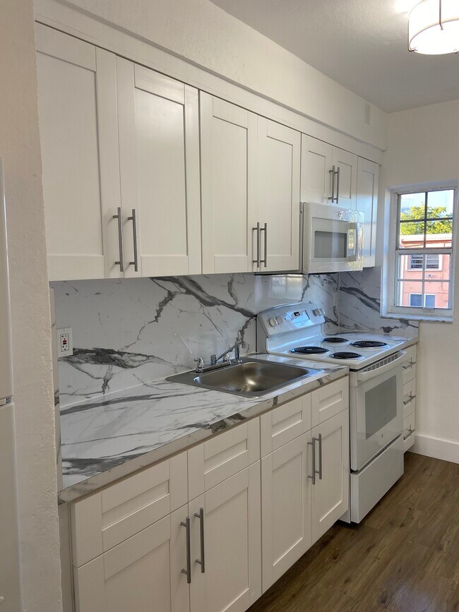 Building Photo - 3401 SW 9th Ter