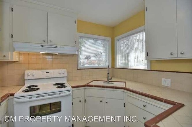 Building Photo - 4545 Moorpark Ave