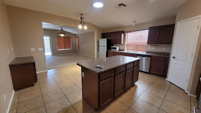 Foto del edificio - Great Home 3bd plus a Den!
