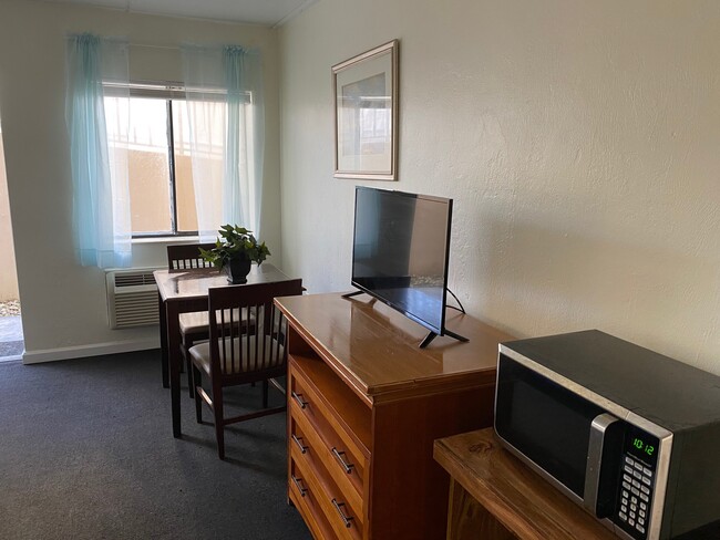 Flat Screen - 2115 S Atlantic Ave