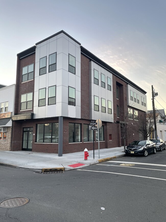 Building Photo - 295 Broadway