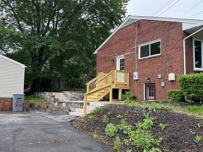Building Photo - 2826 James Dr