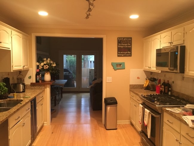 Kitchen - 4400 Belmont Park Terrace