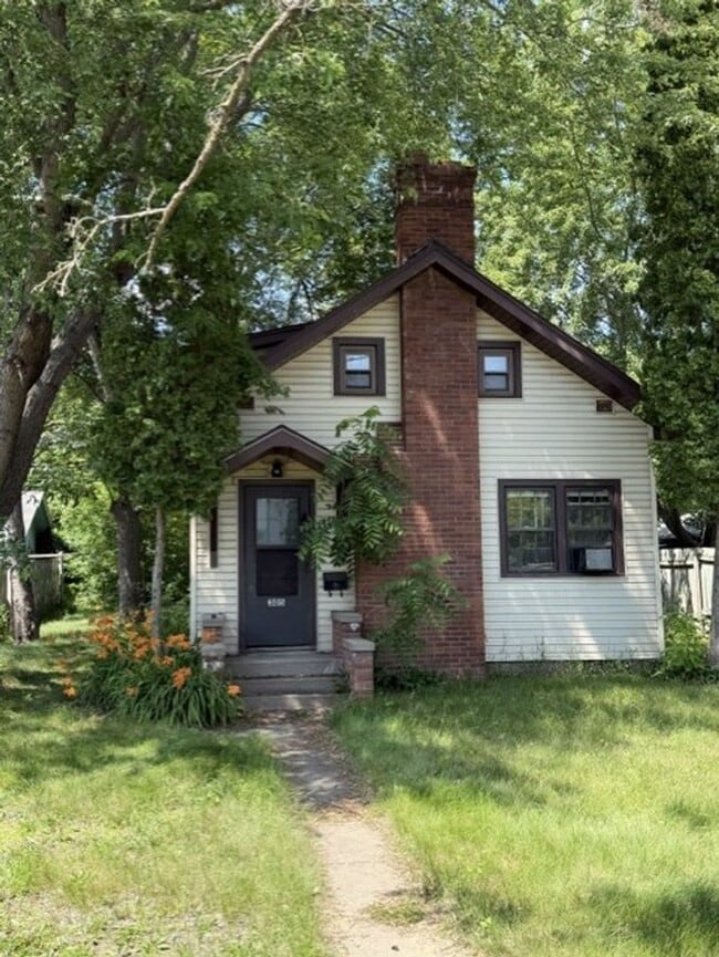 Building Photo - 305 1st Ave NE