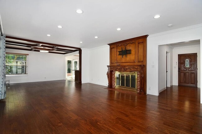 Building Photo - 17601 Tarzana St