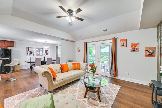 Building Photo - Room in House on Vasser Pl