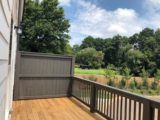 Building Photo - Elegant Town Home in a GREAT location