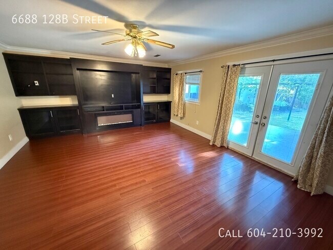 Photo du bâtiment - Spacious Home with Private Yard