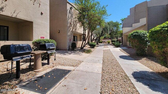 Building Photo - 4850 E Desert Cove Ave