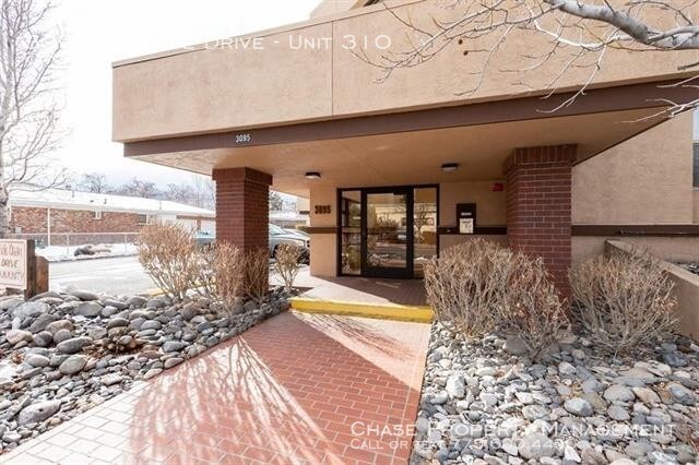 Foto del edificio - 3095 Lakeside Dr