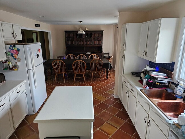 Foto del edificio - 724 Petite Lake Rd