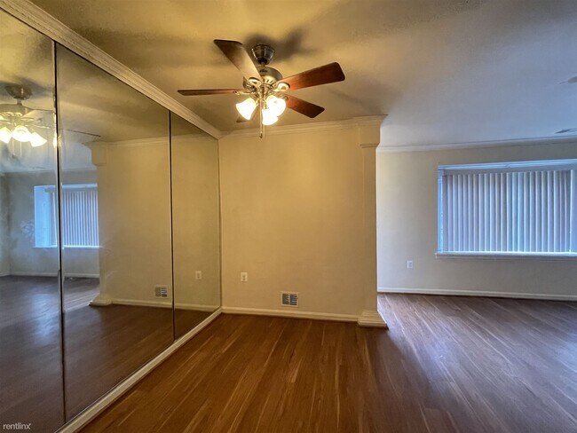 Building Photo - 2 br, 1.5 bath Townhome - 9075 North Laure...