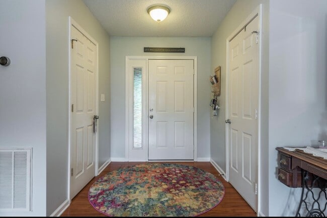 Building Photo - Knoxville 37922 - 3 bedroom, 2 bath home -...