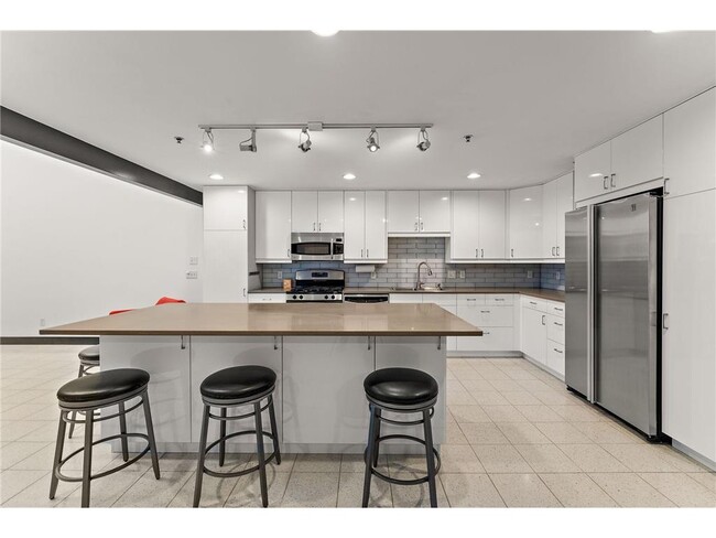 Building Photo - 214 4th St E