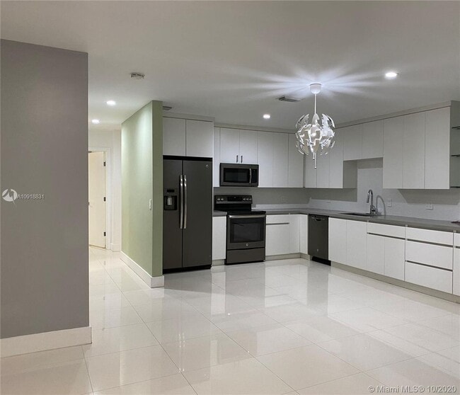 Building Photo - Stunning Hollywood Home