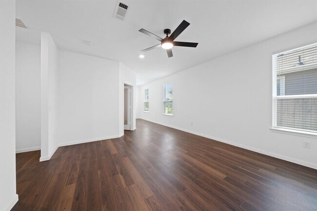 Building Photo - 25849 Hedgerow Dr